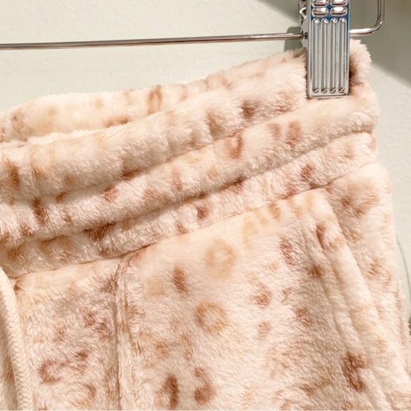 NWT Cozie by Pink Rose White Leopard Faux Fur Pajama Lounge Set XS PJs - Picture 6 of 11
